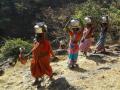 हंडाभर पाण्यासाठी जीव मुठीत घेऊन दरीत उतरावं लागतं... - Marathi News | pune news you have to risk your life to get a pot of water and go down into the valley | Latest pune News at Lokmat.com