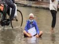 वसई : जलभराव कधी थांबणार; ७० वर्षीय आजोबांचं पाण्यात बसूनच निषेध आंदोलन  - Marathi News | vasai virar water logging when it will stop 70 year old man protest in water know more | Latest vasai-virar News at Lokmat.com