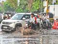 Pune Rain: पाणी साचले, फांद्या तुटल्या, रस्ते घसरडे; पावसामुळे निर्माण झालेल्या समस्यांवर उपाय योजना करा, महापौरांचे आदेश - Marathi News | Waterlogging, broken branches, slippery roads; Mayor orders to devise solutions to problems caused by rain | Latest pune News at Lokmat.com