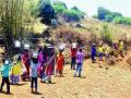 पाण्यासाठी भर उन्हात चार किलोमीटरची पायपीट-पाण्यासाठी डोंगर पालथा - Marathi News | A four-kilometer footpath in the sun-filled water for water- | Latest satara News at Lokmat.com