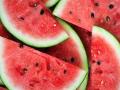 कलिंगडापासून घरच्या घरी तयार करा 'हे' फेसपॅक! - Marathi News | homemade watermelon face pack for glowink skin | Latest beauty Photos at Lokmat.com