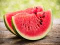 उन्हाळ्यात कलिंगड खा आणि आजारांना दूर पळवा - Marathi News | benefits of eating watermelon in summer | Latest health Photos at Lokmat.com