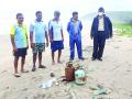 वायंगणीत समुद्रकिनारी आढळले सिलिंडर, पोलिसांनी घेतले ताब्यात - Marathi News | Cylinder found on the beach in Waingani, seized by police | Latest sindhudurga News at Lokmat.com