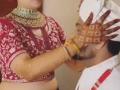 ऐन लग्नात स्वत:चा मेकअप सोडून नवरीच करतीये नवऱ्याचा मेकअप, पाहा व्हिडिओ - Marathi News | | Latest sakhi News at Lokmat.com