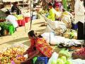 आठवडी बाजार रद्द: १५ लाखांचा भाजीपाला शेतकऱ्यांनी नेला परत - Marathi News | Weekly market canceled: 15 lakh vegetables brought back by farmers | Latest buldhana News at Lokmat.com