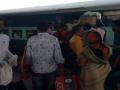 रेल्वे पकडताना १० प्रवासी पडले, परतूर रेल्वेस्थानकातील घटना   - Marathi News | 10 passengers were injured while catching railway, incident in Maleur railway station | Latest jalana News at Lokmat.com