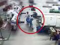 VIDEO- डायनॅमिक कंपनीत कर्मचाऱ्यांकडून मॅनेजरला बेदम मारहाण - Marathi News | VIDEO - Dynamic assault by the manager in a dynamic company | Latest nashik News at Lokmat.com