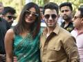 Priyanka Nick Wedding : हातात चुडा, भांगात कुंकू...लग्नानंतर पहिल्यांदा दिसली प्रियांकाची झलक! - Marathi News | Newly wed Priyanka Chopra and Nick Jonas pose for shutterbugs while leaving Jodhpur | Latest filmy News at Lokmat.com