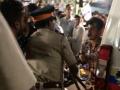 Video : फेरीवाल्यांची अरेरावी; पोलिसांवर हात उगारणं पडलं महागात  - Marathi News | Video: Awesome hawkers; The cost of the police was carried out | Latest crime News at Lokmat.com