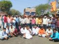 भाजप-सेना कार्यकर्त्यांचा बॅनरसाठी रास्ता रोको - Marathi News | Stoped the state highway for banner by BJP-Sena workers | Latest dharashiv News at Lokmat.com