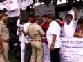 Video : मिठीबाई महाविद्यालयाबाहेर आंदोलन; पोलिसांची धरपकड   - Marathi News | Agitation outside Mithibai College; Police detain and released | Latest mumbai News at Lokmat.com