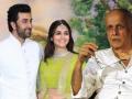 Ranbir-Alia Wedding: रणबीरने आलियाचा हात मागितल्यावर महेश भट यांची अशी झाली होती अवस्था, वाचा स्वविस्तर - Marathi News | Ranbir kapoor meets mahesh bhatt permission to marry alia bhatt | Latest filmy News at Lokmat.com