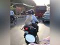 Viral Photo : हेल्मेट परिधान केलेल्या श्वानाने जिंकली मने - Marathi News | Helmet-wearing dog's bike ride: This viral photo is winning people's heart | Latest social-viral News at Lokmat.com