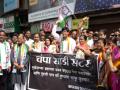 "आम्हाला हवी विकासाची गाडी, नकाे आम्हाला चंपा साडी" : राष्ट्रवादी - Marathi News | "We want development not champa saree" ; ncp's agitation against chandrakant patil | Latest pune News at Lokmat.com