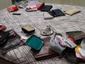 चोरी करून पळताना चोर पडला; दागिने, रोख विखुरली रस्त्यावर - Marathi News | The thief fell while stealing; Jewelry, cash dispersed on the road | Latest crime News at Lokmat.com
