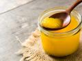 एक चमचा तूप करतं चमत्कार... फायदे वाचून लगेच खाणं सुरू कराल! - Marathi News | Add one tsp of ghee to breakfast, lunch and dinner | Latest health News at Lokmat.com