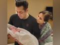 सलमान खानच्या हातात दिसणारं बाळ कुणाचं, जाणून घ्या याबाबत - Marathi News | Salman khan photo with niece ayat arpita khan share photo | Latest filmy News at Lokmat.com