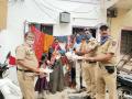 coronavirus : लाठ्या मारणारे पोलिसांचे हात मदतीसाठी सरसावले - Marathi News | coronavirus: police distributed glossary to needy people rsg | Latest pune News at Lokmat.com