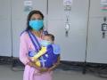 Coronavirus : प्रेरणादायी! ...म्हणून 6 महिन्यांच्या चिमुकलीला कुशीत घेऊन आई करतेय काम - Marathi News | Coronavirus pragati tyde duty in power house with 6 month daughter during lockdown SSS | Latest national News at Lokmat.com