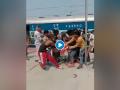 CoronaVirus News : भुकेसाठी काय पण! बिस्किटांवरून मजुरांचा स्टेशनवर राडा; Video व्हायरल - Marathi News | CoronaVirus Marathi News people started fighting food packet katihar SSS | Latest national News at Lokmat.com