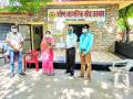ज्येष्ठ नागरिकांना मास्क व सॅनिटायझरचे वाटप - Marathi News | Distribution of masks and sanitizers to senior citizens | Latest jalgaon News at Lokmat.com