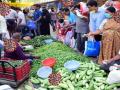 CoronaVirus :भाज्या आणि फळ घरी आणताना होऊ शकतो कोरोनाच संसर्ग; 'अशी' घ्या काळजी - Marathi News | CoronaVirus : Corona virus 5 best tips to wash fruit and vegetable before eat | Latest health Photos at Lokmat.com