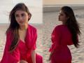 बीचवर एकटीच मस्ती करताना दिसली मौनी रॉय, स्वत: शेअर केला व्हिडीओ - Marathi News | Mouni roy shares a beautiful video of herself enjoying the sunset on the beach | Latest filmy News at Lokmat.com