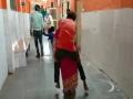 रुग्णालयाचा निष्काळजीपणा! स्ट्रेचर न मिळाल्याने पतीला पाठीवरून डॉक्टरांकडे नेण्याची पत्नीवर आली वेळ - Marathi News | women in pratapgarh hospital carryied husband on shoulders no stretcher | Latest national News at Lokmat.com