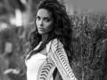ईशा गुप्ताने पुन्हा शेअर केला हॉट फोटो, मिनिटात झाला व्हायरल - Marathi News | Esha Gupta's Bold Pictures From Latest Photoshoot Break The Internet | Latest filmy News at Lokmat.com
