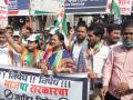 इंधन दरवाढीविरोधात राष्ट्रवादी युवक काँग्रेसचा रास्ता रोको, दुचाकी ढकलून केला निषेध  - Marathi News | The Nationalist Youth Congress staged a protest against the fuel price hike | Latest kalyan-dombivli News at Lokmat.com