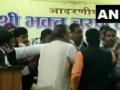 Video - काँग्रेसमधील अंतर्गत वाद आता चव्हाट्यावर; बैठकीत झाला तुफान राडा, नेत्यांवर फेकली खुर्ची - Marathi News | video congress bihar new in charge bhaktcharan das meeting with party leaders | Latest national News at Lokmat.com