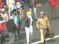 Video : हिंसक शेतकऱ्यांच्या जमावातून 'त्या' वृद्धाने पोलिसाला सुखरूप काढले बाहेर - Marathi News | | Latest crime News at Lokmat.com