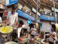 Flying dosa Video : लय भारी! मुंबई मॅनच्या 'Flying Dosa’ टेक्निकनं जगाला लावलं वेडं; पाहा जबरदस्त व्हिडीओ - Marathi News | Viral video flying dosa 84 million views from netizens for mumbai mans flying dosa technique | Latest social-viral News at Lokmat.com