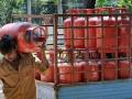 LPG सिलिंडरसंदर्भात मोदी सरकारने घेतला मोठा निर्णय; बदलला 'हा' नियम - Marathi News | lpg consumers get choice of getting refill cylinder from three dealers without residence proof | Latest business News at Lokmat.com