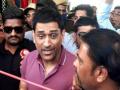 MS Dhoni : महेंद्रसिंग धोनीनं मोडले कोरोना नियम?; चाहत्यांची तौबा गर्दी, पोलिसांना करावा लागला लाठीचार्ज - Marathi News | | Latest cricket News at Lokmat.com