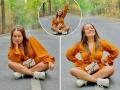 Indian Idol 12चं शूटिंग सोडून लांबच्या प्रवासाला निघाली नेहा कक्कर, भररस्त्यात केलं फोटोशूट - Marathi News | Neha Kakkar leaves shooting for Indian Idol 12 and embarks on long journey | Latest filmy Photos at Lokmat.com