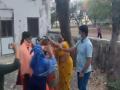 पत्नीने पतीला प्रेयसीसोबत रंगेहाथ पकडले; बाहेर लावले कुलूप मग काय...  - Marathi News | The wife caught the husband red-handed with the girlfrieng; Locked out then what ... | Latest crime News at Lokmat.com