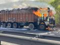 Video : महामार्गावर ट्रकचा भडका, आगीचे लोळ;  सुदैवाने जीवित हानी टळली    - Marathi News | Video: Truck explodes on highway, flames; Luckily the loss of life was averted | Latest vasai-virar News at Lokmat.com