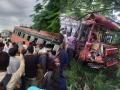 अनियंत्रित बस झाडावर धडकली; चालकासह १२ प्रवासी जखमी - Marathi News | The uncontrolled bus hit a tree; 12 passengers including driver injured | Latest crime News at Lokmat.com