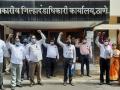 ठाणे जिल्हाधिकारी कार्यालयाच्या कर्मचाऱ्यांचा 'राष्ट्रीय विरोधी दिन'; केंद्र सरकारविरोधात काळ्या फिती लाऊन काम - Marathi News | 'National Anti-Day' for Thane Collectorate staff; Working with black ribbons against the central government | Latest thane News at Lokmat.com