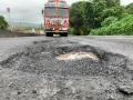 ठाण्यातील घोडबंदर रोडवर खड्डेच खड्डे! - Marathi News | pothole on Ghodbunder Road in Thane! | Latest thane Photos at Lokmat.com