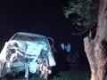 झाडावर कार आदळल्याने एकजण जागीच ठार, एक गंभीर - Marathi News | One person was killed on the spot when a car collided with a tree, another seriously | Latest latur News at Lokmat.com
