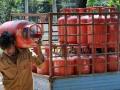 Gas Cylinder : अरे व्वा! LPG कनेक्शनवर आता कुटुंबाला मिळणार 'हा' मोठा फायदा; जाणून घ्या, नेमकं कसं?  - Marathi News | lpg gas cylinder iocl gas connection now family member can get connection easily in anywhere in india | Latest national News at Lokmat.com
