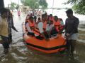 Manjara River Flood : मांजरा नदीच्या पुरात अडकलेल्या १८ जणांना काढले सुखरूप बाहेर - Marathi News | Manjara River Flood : 18 people trapped in Manjara river flood evacuated | Latest beed News at Lokmat.com