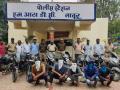 ११ चोरीच्या मोटारसायकलसह ५ आरोपींना अटक; तीन गुन्हे उघडकीस - Marathi News | 5 accused arrested with 11 stolen motorcycles; Three crimes uncovered | Latest crime News at Lokmat.com