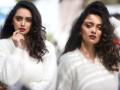 श्रुती मराठेचा हटके लूक तुम्हालाही करेल क्लीन बोल्ड, एकदा पाहाच - Marathi News | Shruti Marathe Looks Every bit stunning in this Latest Photoshoot | Latest filmy Photos at Lokmat.com