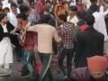 बापरे! डीजेवरून वाद पेटला, भर मंडपात तुफान राडा झाला; जोरदार हाणामारीचा Video व्हायरल - Marathi News | fight in wedding for dance on dj fatehpur video goes viral | Latest social-viral News at Lokmat.com
