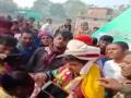 बाबो! ख्रिसमससाठी 'तो' गर्लफ्रेंडला भेटायला गेला पण गावकऱ्यांनी धडा शिकवला; लावून दिलं लग्न - Marathi News | Crime News bihar villager forcibly marry off couples in chhapra | Latest crime News at Lokmat.com