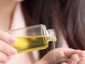 Hair Fall: केस गळतात तेल लावा, पण तेल लावलं की जास्त गळतात? तेल लावताना टाळा ३ चुका - Marathi News | | Latest sakhi News at Lokmat.com
