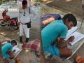 वर्दीतील माणुसकी! गरीब विद्यार्थ्याच्या शिक्षणासाठी पोलिसाचा पुढाकार, नोकरी सांभाळून देतोय शिक्षण - Marathi News | traffic police turns teacher for poor child wins people heart with gesture | Latest national News at Lokmat.com